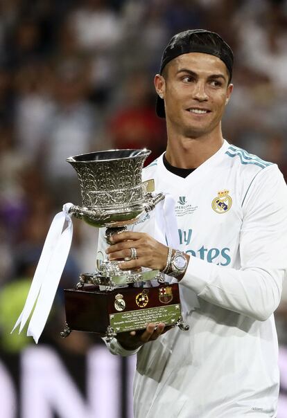 El delantero portugués del Real Madrid Cristiano Ronaldo posa con la Supercopa de España tras vencer el equipo blanco por 2-0 al FC Barcelona en el partido de vuelta.