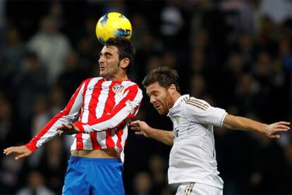 Adrián y Xabi Alonso disputan un balón aéreo.