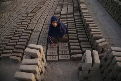 Una niña afgana trabaja en un horno de ladrillos en Sarhood, Afganistán.