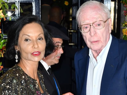 El actor Michael Caine con su esposa Shakira en un evento en Londres en mayo de 2019.