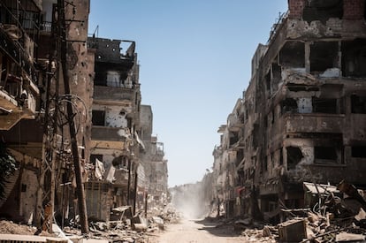 Imagen tomada en agosto de 2014 en la barriada de Meliha, periferia de Damasco. Conforme la vida parece retornar a las principales urbes y los desplazados regresan con cuneta gotas a sus hogares, en el remanente de bolsas insurrectas prosiguen los combates, los bombardeos y la escasez de víveres. La periferia de Damasco nos ha sido inaccesible, debido a los combates allí activos. En esos barrios, que EL PAIS ha cubierto en los últimos años, como Jubar, Meliha, Daralla o Yarmouk, apenas queda el 25% de la población inicial. En esos barrios, nadie se ha aventurado para valorar los daños de a la guerra. 