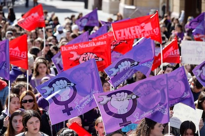 Un momento de la manifestación que recorrido las calles de Bilbao, convocada por el movimiento feminista de estudiantes con motivo del Día Internacional de la Mujer.