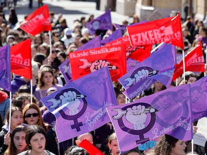 Un momento de la manifestación que recorrido las calles de Bilbao, convocada por el movimiento feminista de estudiantes con motivo del Día Internacional de la Mujer.