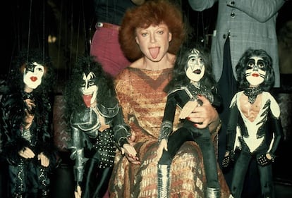 Regine Zylberberg posa con unas marionetas que representan a los miembros de la banda Kiss en Nueva York en 1979.