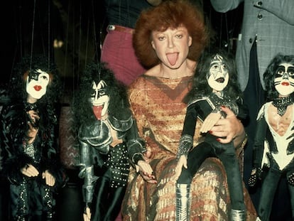 Regine Zylberberg posa con unas marionetas que representan a los miembros de la banda Kiss en Nueva York en 1979.