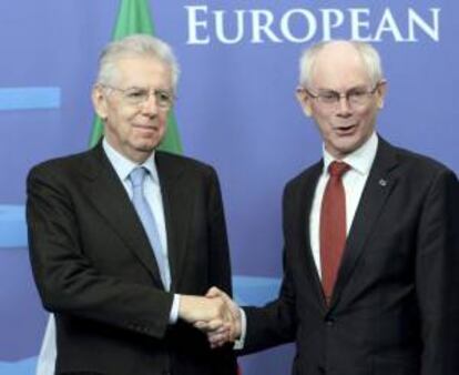 El primer ministro en funciones de Italia, Mario Monti (izq), saluda al presidente del Consejo Europeo, Herman Van Rompuy (der), antes de su encuentro hoy en la sede del Consejo Europeo en Bruselas, Bélgica.