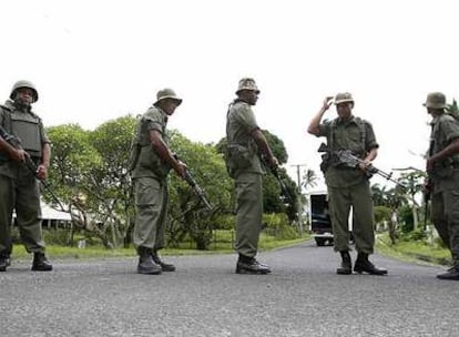 Varios soldados bloquean la carretera que da a la residencia del primer ministro de Fiji.