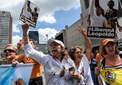 Partidarios del líder opositor encarcelado gritan consignas en el exterior de la Corte Suprema en Caracas (Venezuela), durante la fase final del juicio de Leopoldo López.