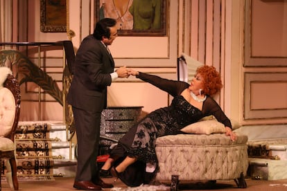 Carlos Ignacio y Silvia Pinal en la puesta en escena de la obra 'Adorables Enemigas' de James Kikwood, en Ciudad de México, en 2008.