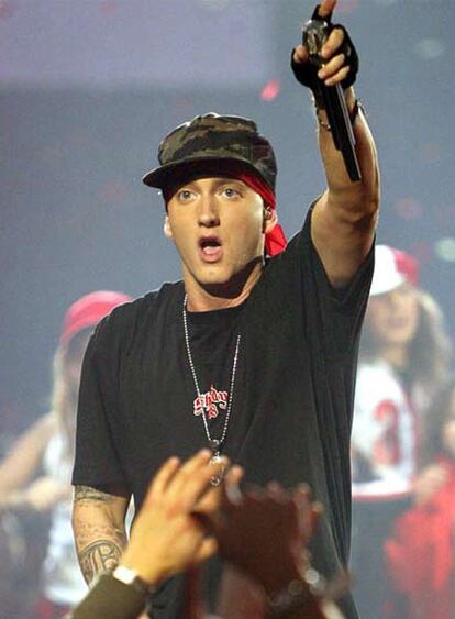 El <i>rapero</i> estadounidense Eminem ha admitido abiertamente su pasada adicción a las drogas, atribuye a éstas que no haya podido editar un nuevo disco durante los últimos cinco años y asegura que está limpio desde hace doce meses, cuando decidió someterse a una drástica cura de desintoxicación.
<i>Relapse</i> se titula el trabajo de Eminem que próximamente llegará al mercado. El <i>rapero</i> reconoce en una entrevista publicada en <i>Bild</i> que no pudo grabar porque "sufría una fuerte dependencia de las drogas. Tragaba pastillas como Vicodin, Ambien y Valium. Tenía que recuperarme física y mentalmente para pensar en un retorno".