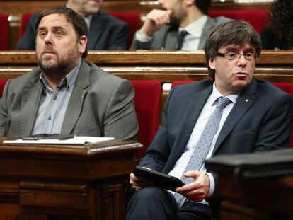 Puigdemont, al lado del vicepresidente Junqueras.