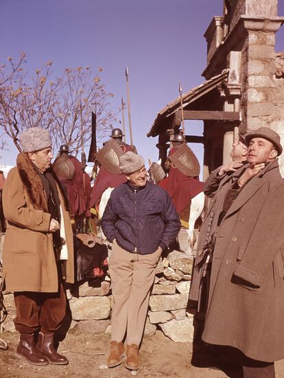 Anthony Mann (en el centro) bromeando con el productor adjunto Michael Waszynski y con los directores artísticos Veniero Colasanti y John Moore. Eligieron esta ermita para filmar la segunda ocasión en que el personaje de Rodrigo deja a Jimena en el convento.