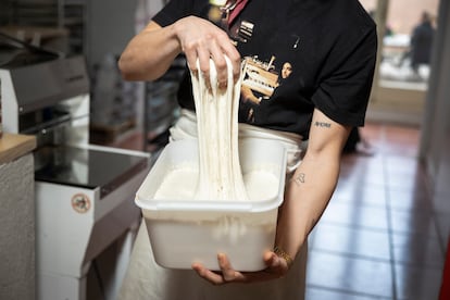 1202 28/02/2024 - Barcelona - GASTRO. Reportaje sbre el horno de pan y focacceria italiana del barrio de Sants Forno Bomba. En la imagen Francesco enseña la masa madre con la que fabrican el pan y las focaccias . Foto: Massimiliano Minocri