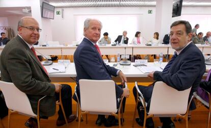 El fiscal Juan Calparsoro, Juan María Atutxa y el magistrado Juan Luis Ibarra, en unas jornadas de Derecho organizadas por la Fundación Sabino Arana.