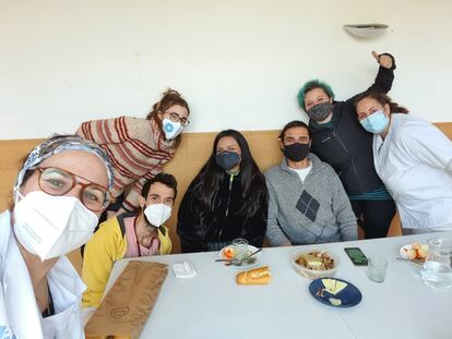 Alejo, un vecino de la zona de Villarejo de Salvanés, junto a su hija (en el centro) y a los profesionales del centro de salud de ese municipio a los que ha estado ayudando con los traslados tanto de especialistas como de pacientes.