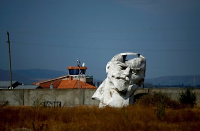Un busto dañado de Lenin permanece en un patio abandonado en las afueras de Tbilisi, Georgia.