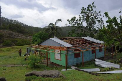 Un home comprova els danys de la seva propietat a la comunitat la Carbonera, a Guantánamo (Cuba), el 5 d'octubre.