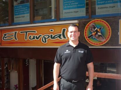 Nelson Viteznik, ante su restaurante EL Turpial.