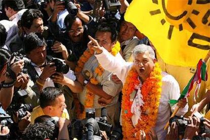 El candidato del PRD, Andrés Manuel López Obrador, inicia su campaña en Metlatonoc, el pueblo más pobre de México.