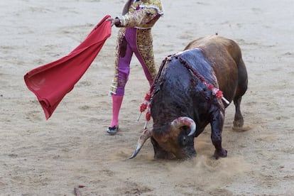 El toro se desangra sobre el ruedo, momentos antes de la muerte, durante una corrida en las fiestas de San Fermín 2016.