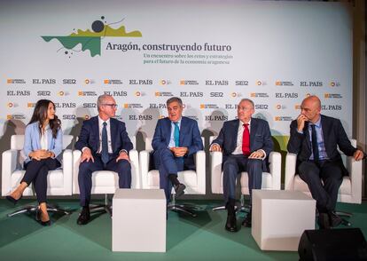 De izquierda a derecha: Raquel Pelegrín, Chief Financial Officer en Libelium, Jorge Costa, consejero delegado de Grupo Empresarial Costa; Ramón Alejandro, presidente de Grupo Saica; Sergio Samper Rivas, consejero delegado de Grupo Jorge; y Sergio Atarés Real, director de Planificación Estratégica de Grupo Térvalis. 