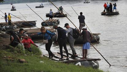 Algunos migrantes en el río Suchiate, ubicado en la frontera entre México y Guatemala.