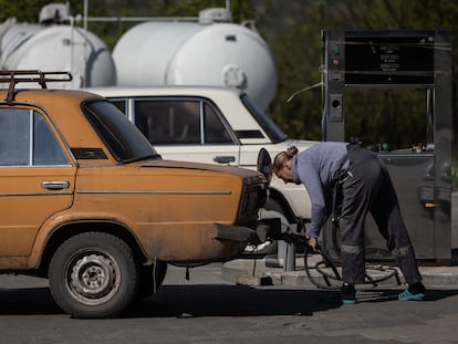 Una mujer reposta el viernes en una gasolinera en Dobropillia, una pequeña localidad de la región de Donetsk, en el área de Donbás.