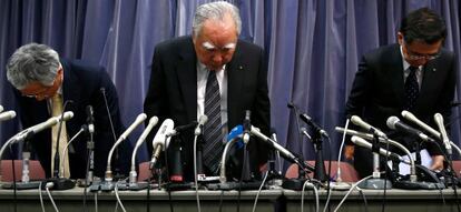Osamu Suzuki, presidente de Suzuki Motors, pide disculpas tras la rueda de prensa en la que la empresa admite no haber empleado los métodos apropiados para medir el consumo de combustible de algunos modelos.