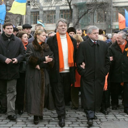 Arropado por dos columnas de seguidores de más de tres kilómetros de largas, Yushenko se dirige al Parlamento en un paseo triunfal por el centro de Kiev.