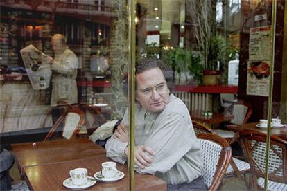 Ricardo Piglia, en un café de París.