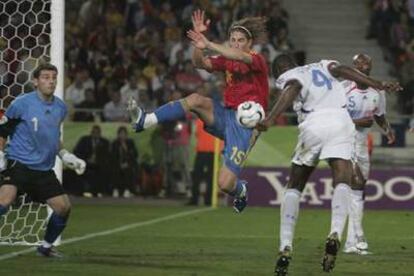 Vieira, ante Sergio Ramos y Casillas, cabecea  el  gol que puso a Francia por delante.