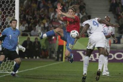Vieira, ante Sergio Ramos y Casillas, cabecea el gol que puso a Francia por delante.