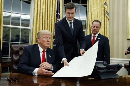 Porter entrega un documento a Trump el 20 de enero de 2017, en sus primeras horas como presidente