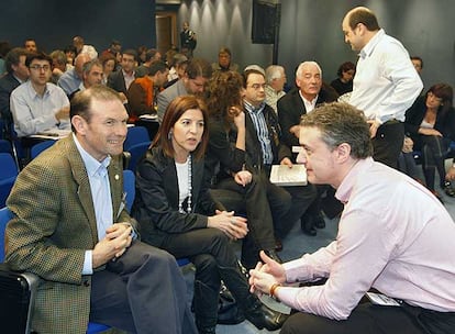 El presidente del PNV, Iñigo Urkullu (derecha), con el <i>lehendakari,</i> Juan José Ibarretxe, y la presidenta del Parlamento vasco, Izaskun Bilbao.