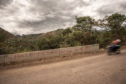 Grafiti de las disidencias de Las FARC-EP en una carretera de camino al Cauca.