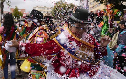Una mujer con un protector facial para frenar la propagación del coronavirus actúa durante la inauguración de las celebraciones del Carnaval en La Paz (Bolivia).