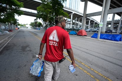 Botellas de agua son entregadas a personas sin techo en el condado de Miami-Dade tras la ola de calor en Estados Unidos