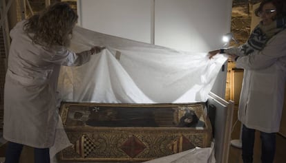 Isabel of Aragón’s coffin.