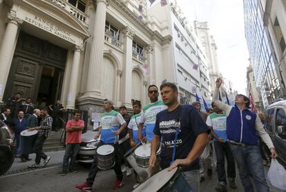Los empleados de un banco marchan por la zona financiera de Buenos Aires durante la huelga.
