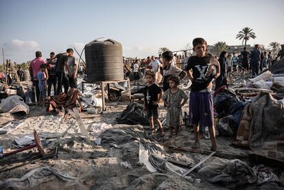 Varios palestinos observan la zona afectada tras el ataque aéreo en el campamento de Al Mawasi, en la ciudad de Jan Yunis. 