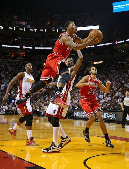 Rose penetra a canasta durante el partido contra los Heat.