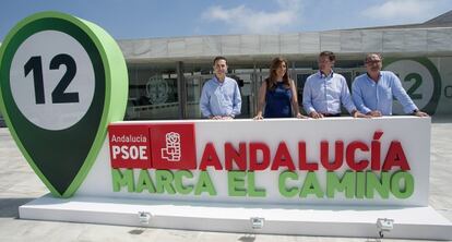 Susana Díaz, con el secretario del PSOE de Almería, José Luis Sánchez Teruel (a la derecha), en el palacio de exposiciones de El Toyo.