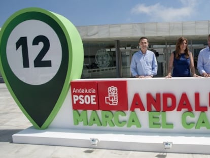 Susana Díaz, con el secretario del PSOE de Almería, José Luis Sánchez Teruel (a la derecha), en el palacio de exposiciones de El Toyo.