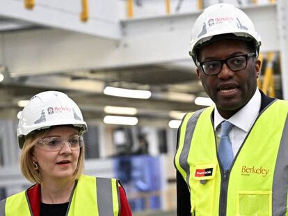 La primera ministra británica Liz Truss junto al ministro de economía  Kwasi Kwarteng el pasado 23 de septiembre