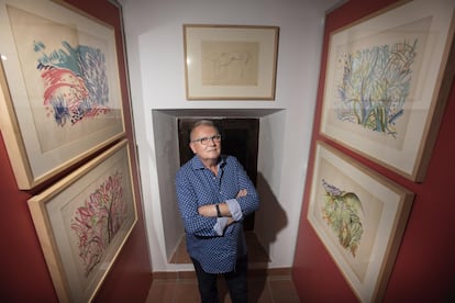 Antonio Lara, comisario de Cultura de Villa del Río, entre obras de Beppo en la Casa de las Cadenas de la localidad cordobesa.