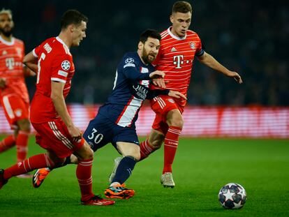 Messi maniobra entre Kimmich y Pavard.