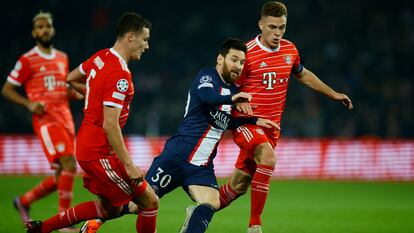 Messi maniobra entre Kimmich y Pavard.