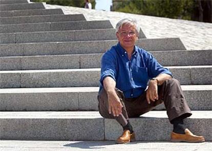 Joan Clos, en la escalinata del paseo de la Barceloneta, junto al Port Vell.
/ SUSANNA SÁEZ