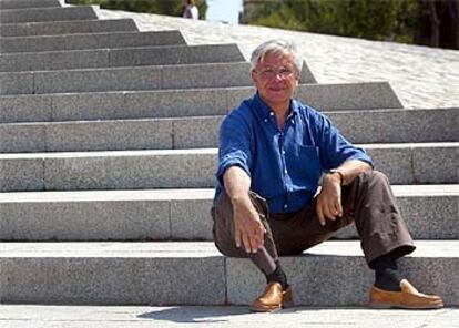 Joan Clos, en la escalinata del paseo de la Barceloneta, junto al Port Vell.

 

/ SUSANNA SÁEZ