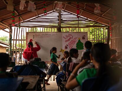 Una maestra de clases en la escuela La Voluntad de Dios, en Paraguachón (Departamento de La Guajira), en noviembre de 2023.
